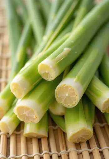 Kaltēta citronzāle un malts citronzāles pulveris uz virtuves virsmas