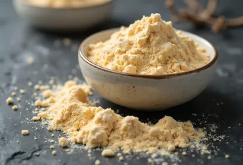 Baobaba pulveris mazā burciņā, zemes brūnā krāsā, apkārt svaigi baobaba augļi