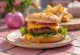 Pikants liellopa gaļas burgers ar svaigām sastāvdaļām