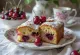 Magoņu un ķiršu torte sagriezta pasniegšanai