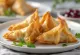 Samosas ar pīles gaļu pasniegtas
