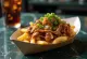Poutine ar plucinātu cūkgaļu kanādas stilā