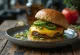 Burgers ar halapenjo un sieru, sulīgu gaļas kotleti un pikantu halapenjo papriku