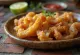 Chicharrón, kraukšķīga cūkgaļa pasniegta uz šķīvja