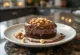 Nutellas torte dekorēta ar grauzdētiem lazdu riekstiem