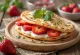 Pasniegta piadina ar krēmsiera un zemeņu pildījumu