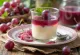 Vīnogu panna cotta pasniegta