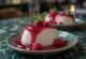 Aveņu panna cotta rotāta ar svaigām ogām un aveņu mērci