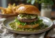 Itāļu hamburgers ar pesto un mozzarellu
