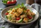 Grilēts tofu, pasniegts ar kinojas salātiem