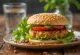 Kinojas burgers ar svaigiem dārzeņiem