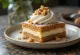 Bagātīgā riekstu torte pasniegta
