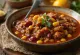 Chili con carne pasniegts ar rīsiem un tortiljas čipsiem