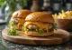 Pildīts vistas burgers ar grilētu vistu un kūstošu sieru