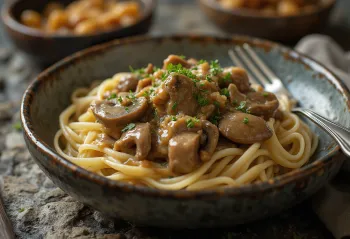 Liellopa stroganovs pasniegts ar rīsu nūdelēm