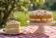 Kanēļa putukrējuma torte pārkaisīta ar kanēli