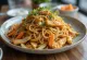 Yakisoba ar vistas gaļu, japāņu vokpannas nūdeles ar kraukšķīgiem dārzeņiem