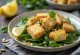 Ķiploku tofu, pasniegts ar spinātu salātiem, svaigiem un kraukšķīgiem dārzeņiem