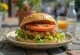 Dārzeņu burgers ar turku zirņiem un svaigiem dārzeņiem