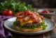 Bekona un siera burgers ar kraukšķīgu bekonu un kausētu čedaras sieru