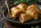 Empanadas ar kūpinātu kakla karbonādi zeltaini brūnā mīklā