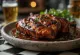 Pasniegts kūpināts BBQ cūkas stilbs alus marinādē