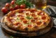 Pepperoni pica ar pildītu malu pasniegta