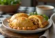 Empanadas ar sinepēm un medu pasniegtas