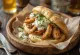 Gyros sendvičs ar ceptu vistu, svaigiem dārzeņiem un tzatziki mērci