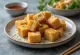 Kraukšķīgs panēts tofu, pasniegts ar svaigiem pētersīļiem