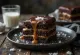 Karameļu un šokolādes torte elegantā pasniegšanā