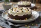 Šokolādes torte ar punktiņiem un baltu krēmu