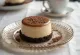 Kafijas panna cotta torte pasniegta šķēlēs
