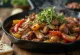 Cūkgaļas fajitas pasniegtas