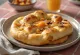 Naan maize ar žāvētām aprikozēm pasniegta