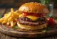 Steika burgers no gaļas šķēlēm ar sieru un dārzeņiem