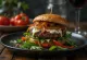 Zilā siera burgers pasniegts ar vīnu