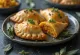 Zeltaini brūnas empanadas ar ķirbi un salviju